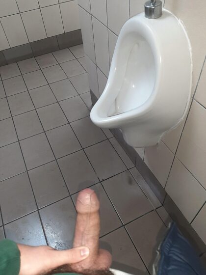 Zum ersten Mal habe ich meinen Ständer in einem öffentlichen Pissoir gezeigt.  Ich war nervös, aber so geil, dass ich fast ejakuliert hätte.  Ein paar alte Männer haben mich gesehen