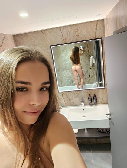 J'ai pris un selfie mais j'ai oublié que j'étais nue et qu'il y avait un miroir derrière moi