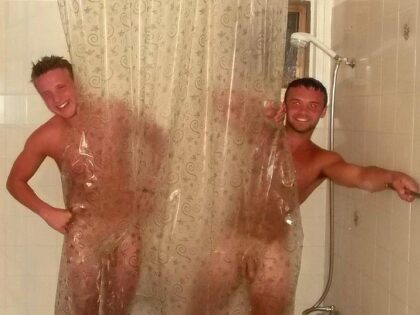 Les vrais amis prennent une douche ensemble