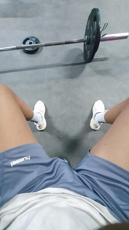 Je n'aurais pas dû mettre le short gris pour aller à la salle de sport.