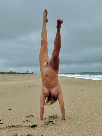 Handstanden op het strand