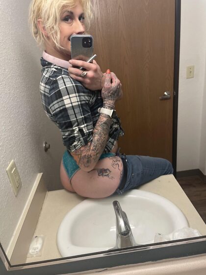 [USA]#Kentucky trans girl just kicking it. Any takers?