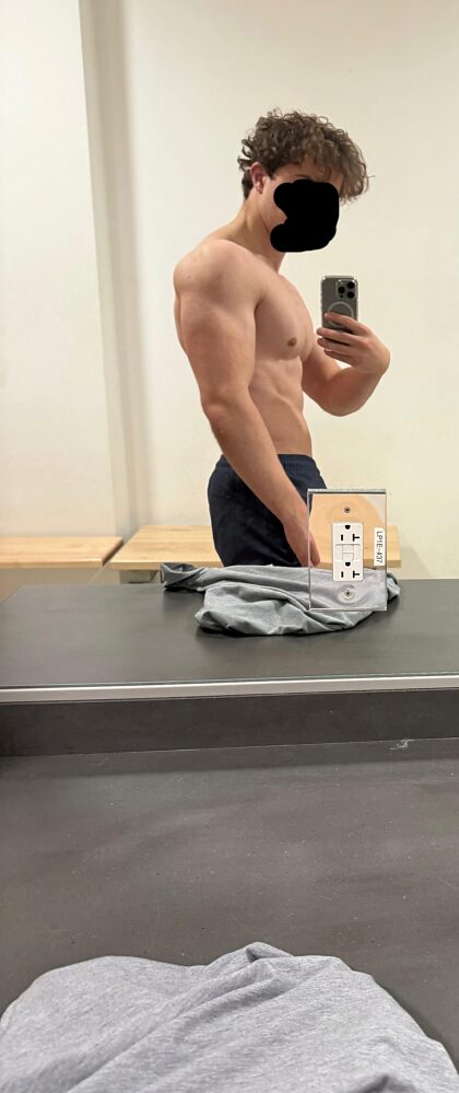 Do you wanna see this 19 yo gym bros hard cock? 