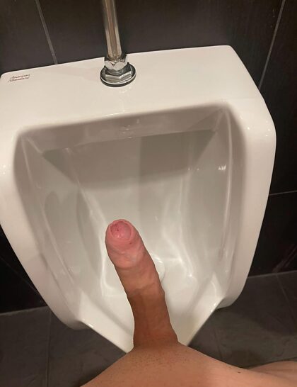 18 hat sich am Urinal in der Umkleide meines Fitnessstudios völlig nackt ausgezogen