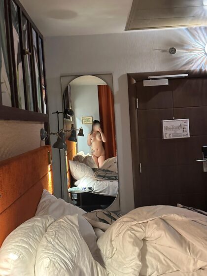 pov je m'ennuie pendant que tu es au travail alors je t'envoie des photos de ta chambre d'hôtel