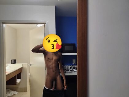 Quelqu'un aime les twinks noirs bien membrés ?