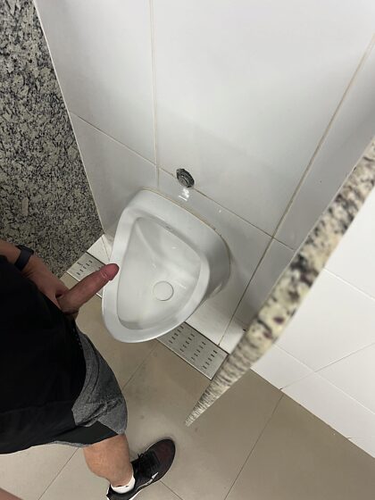 Esperando que alguien aparezca en el baño público para jugar un rato.