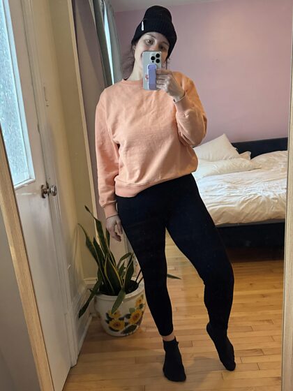 Une maman de 40 ans essaie quelques looks différents devant le miroir hehe