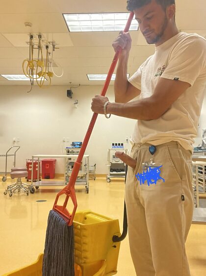 Limpiando el laboratorio.  ¿Puedes echarme una mano?