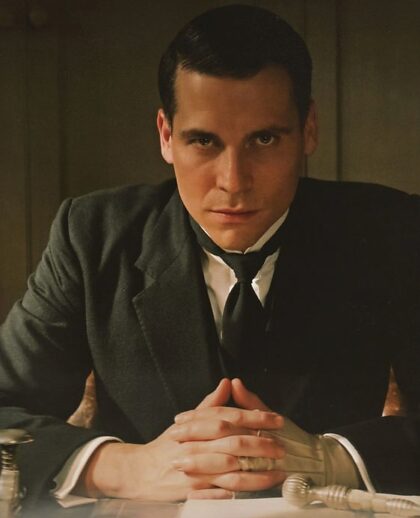 Rob James-Collier, notamment dans le rôle de Thomas dans Downton Abbey