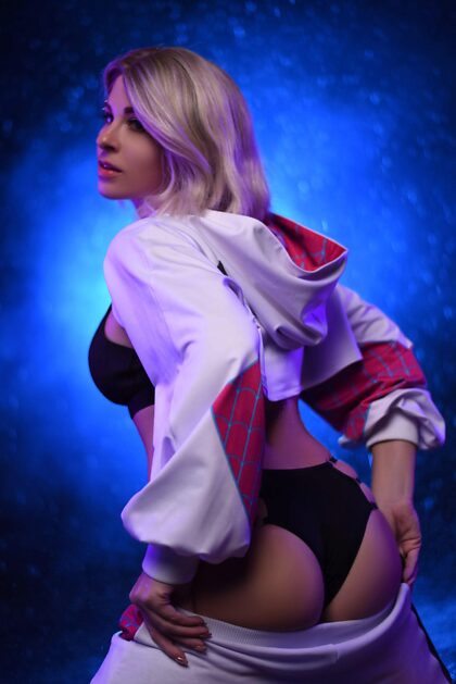 Gwen de Spiderverse por Yuna Kairi