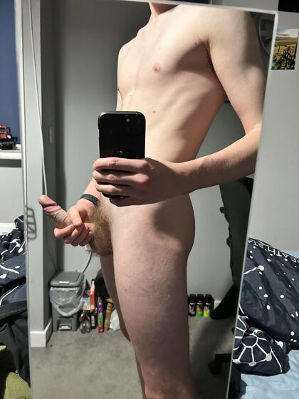 18 m.  versus jungfräulicher britischer Twink.  Möchtest du, dass ich dein Top oder Bottom bin?  ;)