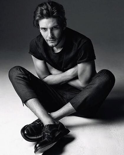 Ben Barnes en noir et blanc