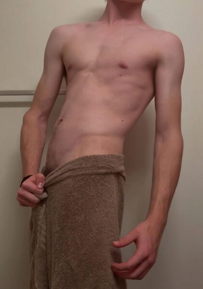 Does the towel stay on or off?