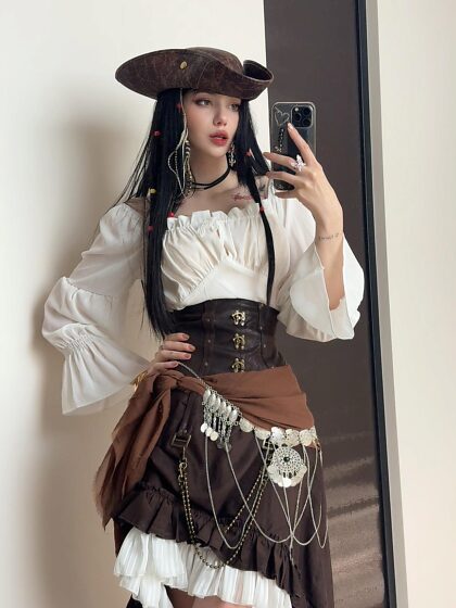 Kapitan Jack Sparrow fem.  wersja cosplay autorstwa Aliny Becker