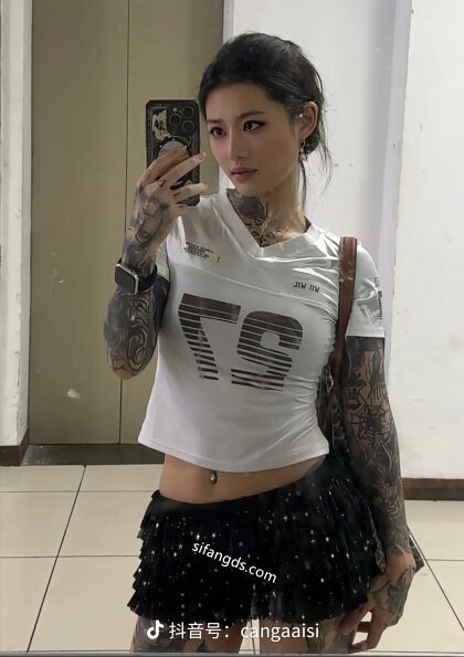 fille tatouée Kangaaisi