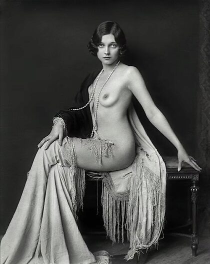 Adrienne Ames ; Ziegfeld Follies showgirl et actrice des années 20 à 30.