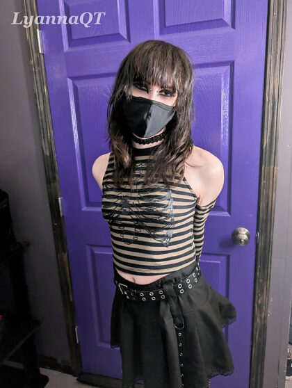 Anyone wanna fuck a goth trans girl 