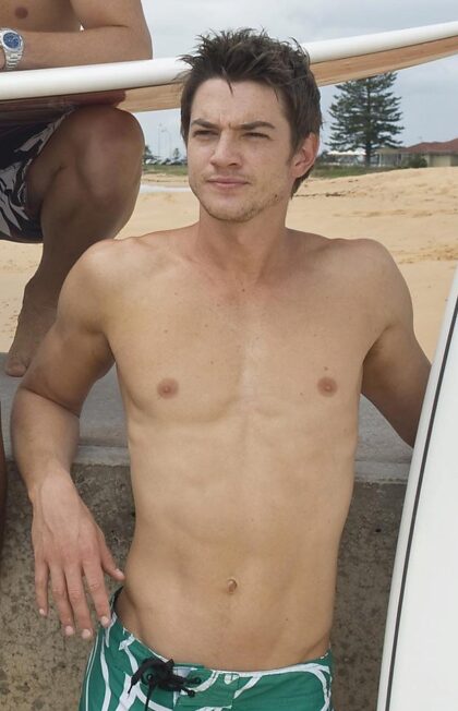 Quelqu'un regardait Legend of the Seeker ? Je suis presque sûre que le corps sexy de Craig Horner a contribué à mon éveil gay à 17 ans.