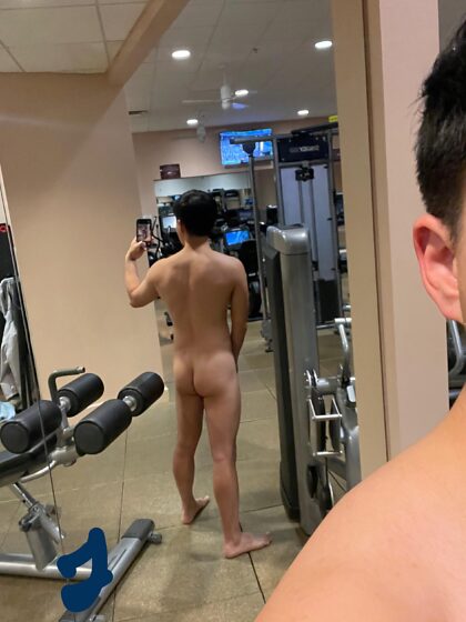 Cela fait longtemps que je n'ai pas posté… un selfie risqué dans une salle de sport d'hôtel très publique