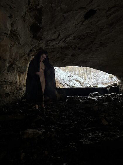 Exploration d'une grotte nue pendant une chute de neige.  Froid et amusant !