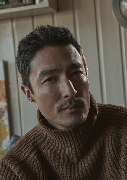 Je ne suis pas habituellement une fille à moustache, mais Daniel Henney la porte bien sûr avec brio !