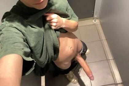 College-Toilette, ich versuche, ihn wieder in meine Hose zu kriegen