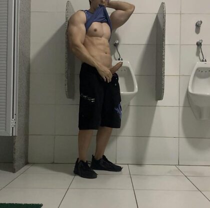 Te estás tragando mi polla en medio del baño del gimnasio y alguien nos atrapa.  ¿Sigues chupando o huyes?