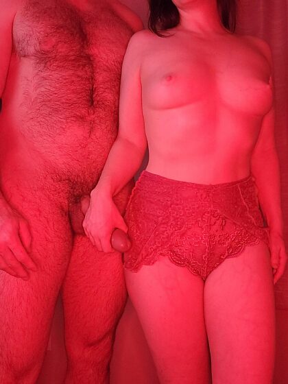 Séance photo sexy pour la Saint-Valentin en rouge ! Je joue juste avec notre nouvelle lumière