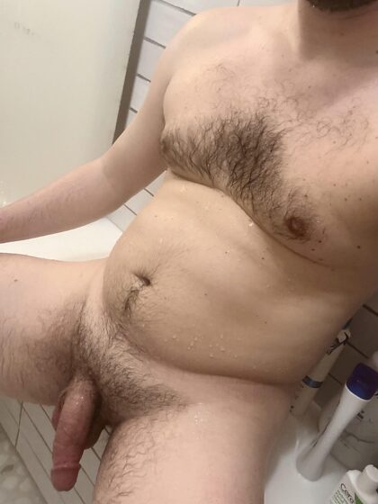 Vous voulez rejoindre un petit mec excité sous la douche ?