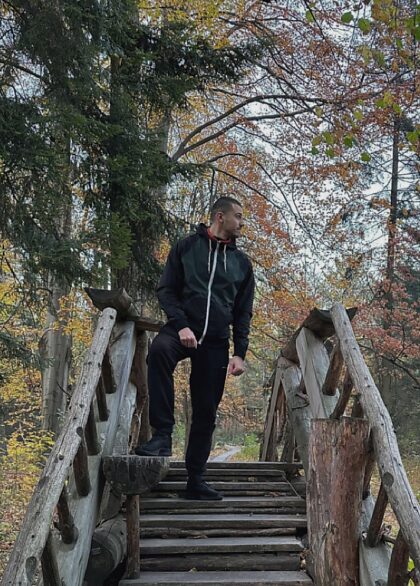 Zieh meine Klamotten aus und lutsch meinen Schwanz.  Ich ficke gerne Leute im Park