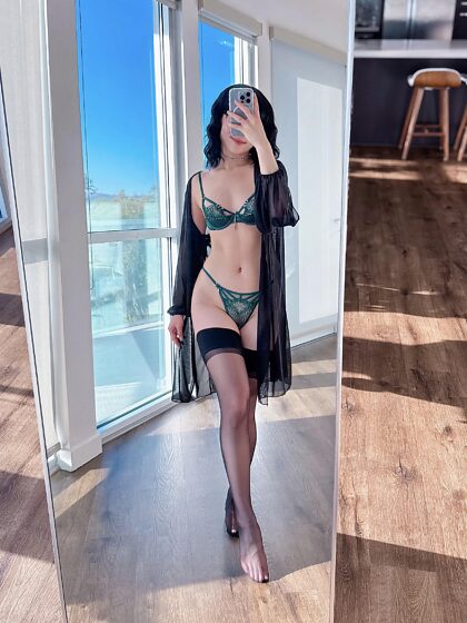 De beste manier om het weekend te beginnen is met kousen en lingerie