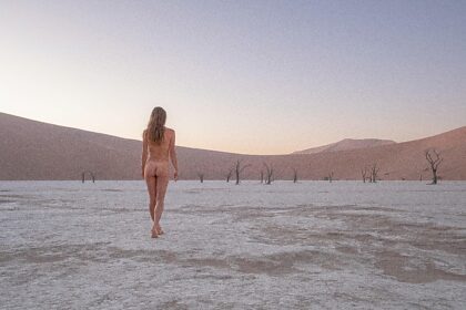 Lever de soleil sur Dead Vlei, Namibie… Nous nous sommes réveillés très tôt et avons couru le 1 km dans les dunes pour arriver en premier à cette attraction touristique populaire… P s'est rapidement déshabillé et nous avons eu environ 15 minutes pour 