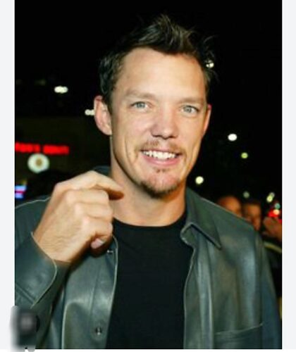 Matthew Lillard regarde M. Bluberry