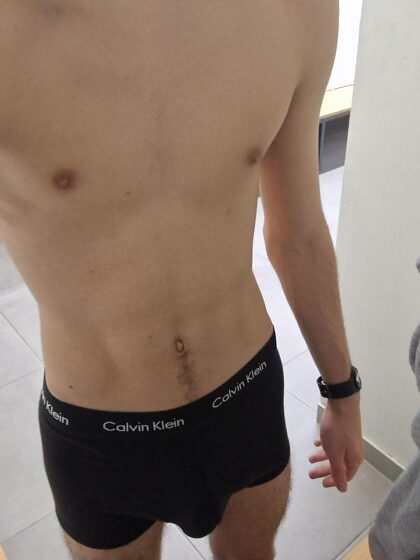 fino agli slip boxer nello spogliatoio