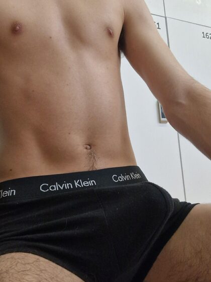 fino agli slip boxer nello spogliatoio