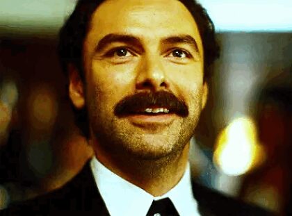 Aidan Turner dans le rôle de Declan O'Hara dans Rivals. Je suis vraiment mal pour cet homme