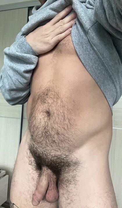 Estou deixando meus pelos da barriga crescerem.  Devo raspar meu corpo ou não, rs?