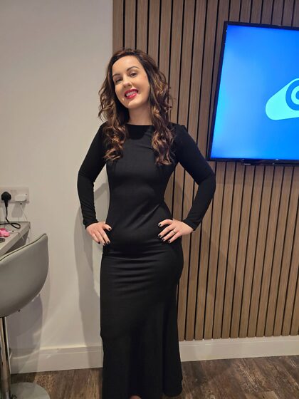 É isso que essa milf de 45 anos está vestindo por baixo do vestido na segunda foto.