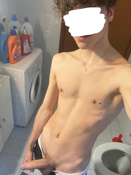 Vuoi divertirti con il mio grosso cazzo da twink?