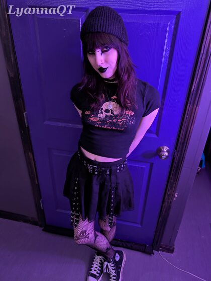 Anyone here like goth skater trans girlies? 