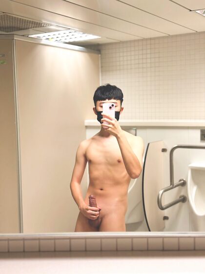 Estudiante desnuda en el baño público