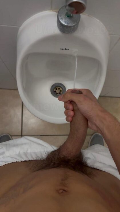 Jerking off in busy urinals with no dividers 