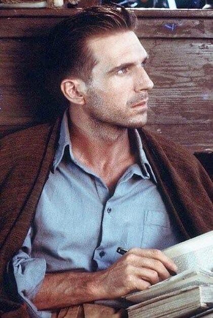 Ralph Fiennes e la sua carta con la faccia letale