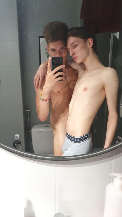 Deux mecs twinks maigres