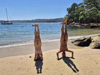 Czy może być lepsza przygoda nago niż spotkanie kogoś, kto jest gotowy wykonać z tobą stanie na głowie na zatłoczonej plaży?