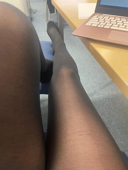 Des photos coquines de moi à l'université. Tu veux t'asseoir à côté de moi ?