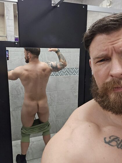 C'est l'heure de la gym vendredi ! Je n'ai pas pu faire de pompe sans prendre quelques photos au préalable ! Sur demande, j'ai ajouté plus de photos de derrière !