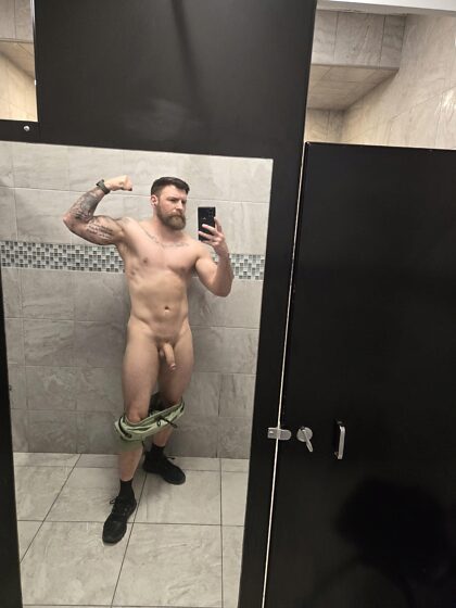 C'est l'heure de la gym vendredi ! Je n'ai pas pu faire de pompe sans prendre quelques photos au préalable ! Sur demande, j'ai ajouté plus de photos de derrière !