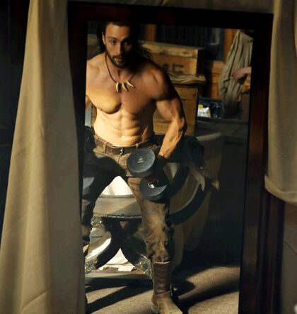 Je recommande vivement de regarder Kraven le chasseur pour l'intrigue